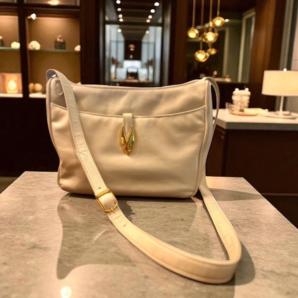 COLETTA VINTAGE Elegant Cream Shoulder Bag W Beautiful Gold Detail EUC⭐️🤍